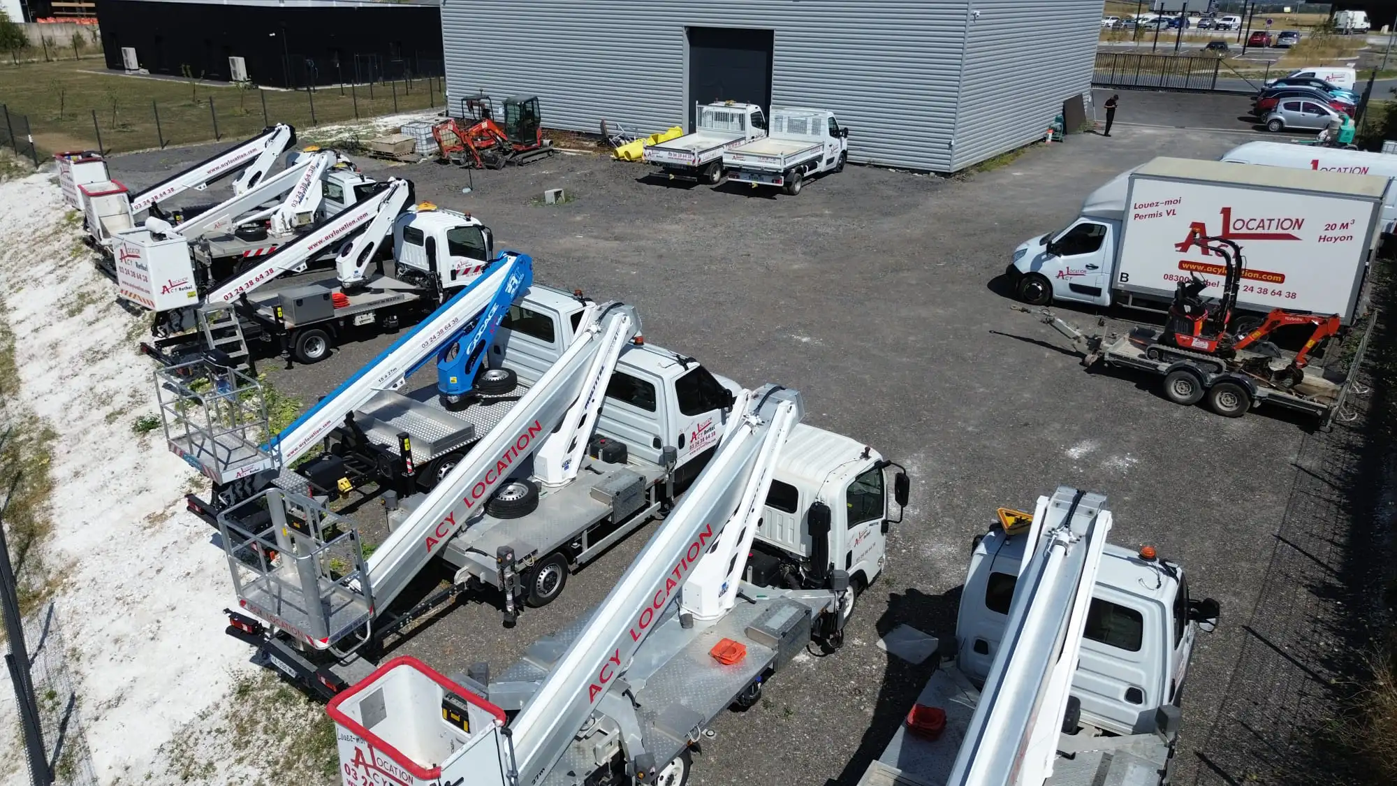 Mini-pelle et nacelle disponibles à la location chez ACY Location dans les Ardennes